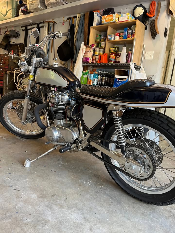 Left profile, in the garage